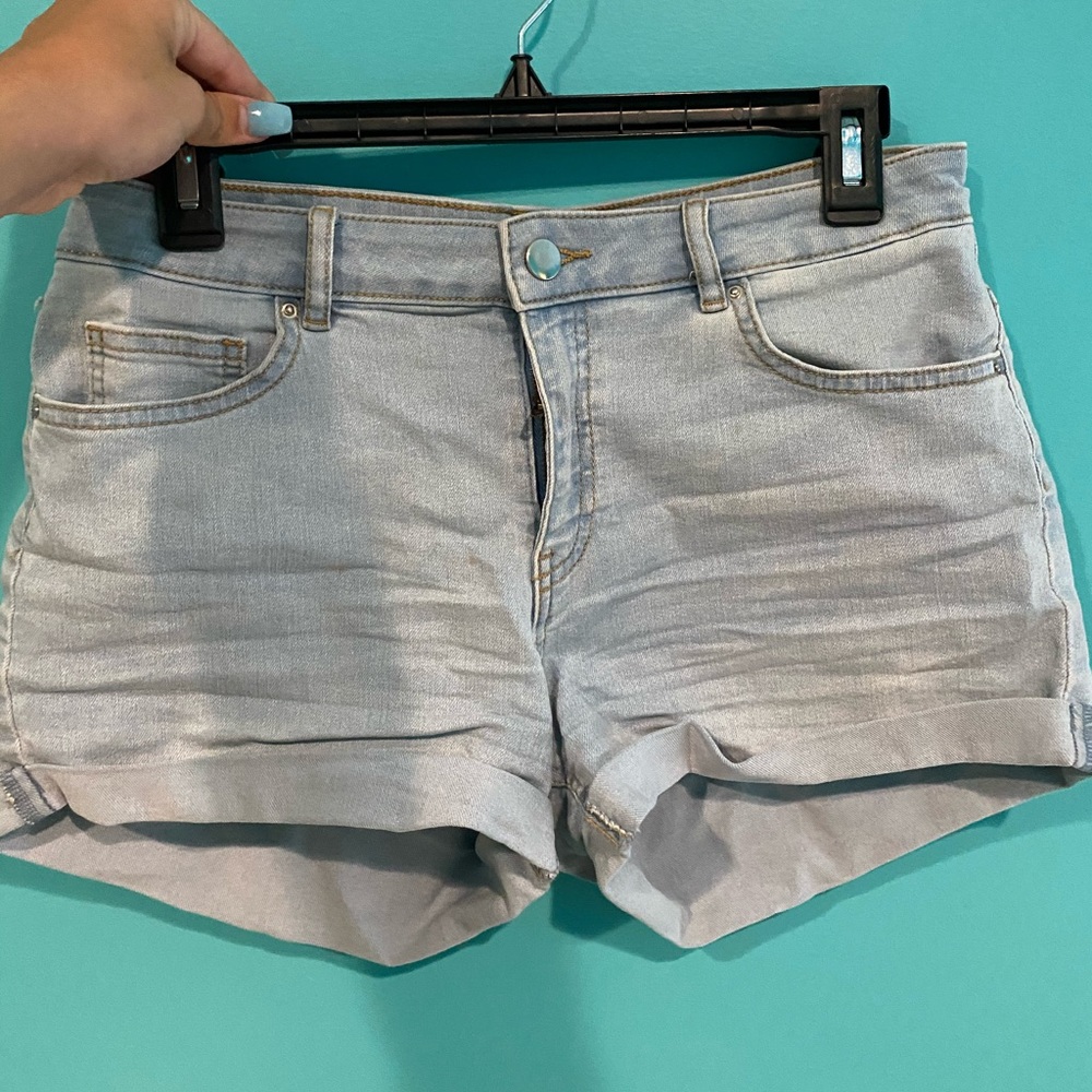 H&M LIGHTWASH DENIM SHORTS